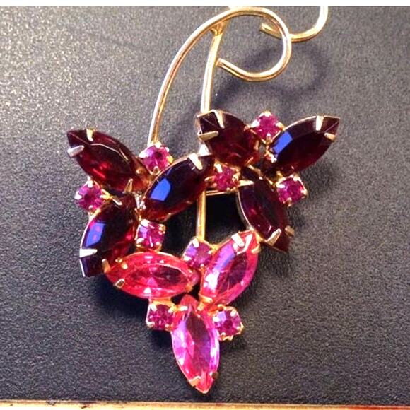Vintage Mid Century Red & Pink Rhinestones Brooch Elegant Grapevine Cluster Pin - Picture 3 of 5